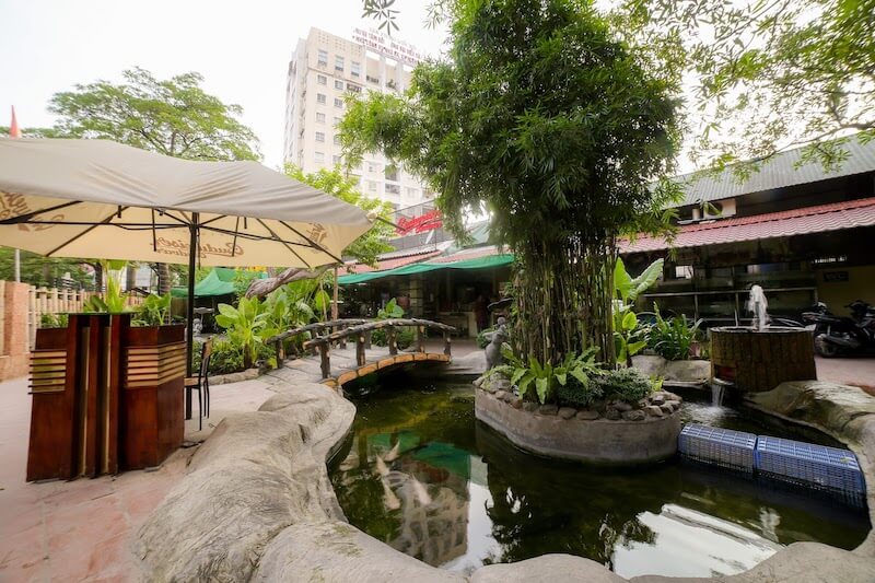 Sảnh đón cần rộng rãi, dễ nhận diện, bố trí quầy lễ tân rõ ràng, có chỗ ngồi chờ thoải mái, trang trí đậm nét văn hóa Việt để tạo ấn tượng ban đầu