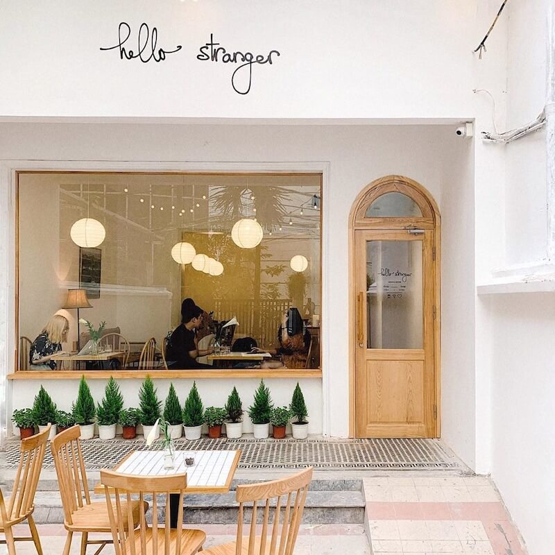 Bàn ghế gỗ ngoài trời đơn giản, đồng bộ với nội thất bên trong, góp phần xây dựng hình ảnh thương hiệu nhẹ nhàng, tinh tế và dễ ghi nhớ trên mạng xã hội