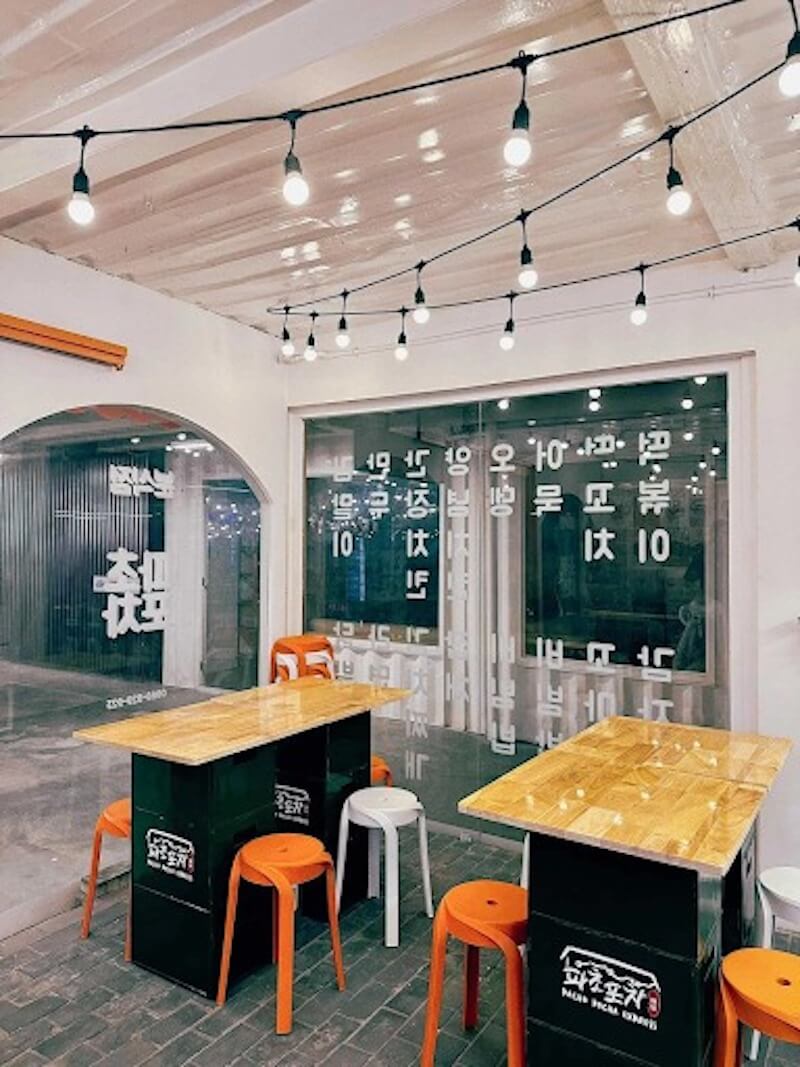 Cửa kính lớn dán chữ Hàn Quốc tạo hiệu ứng thị giác thú vị, vừa làm background check-in vừa tăng độ nhận diện thương hiệu