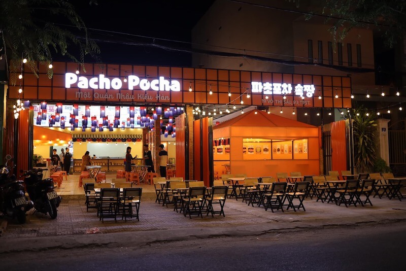 Tên quán được đặt trên khung lưới ô vuông kiểu container, gợi cảm giác đường phố Seoul hiện đại