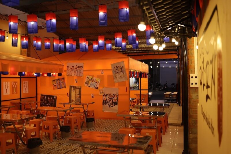 Các poster idol K-Pop dán ngẫu hứng trên vách lều tăng yếu tố văn hóa, giúp khách trẻ dễ check-in và chụp hình