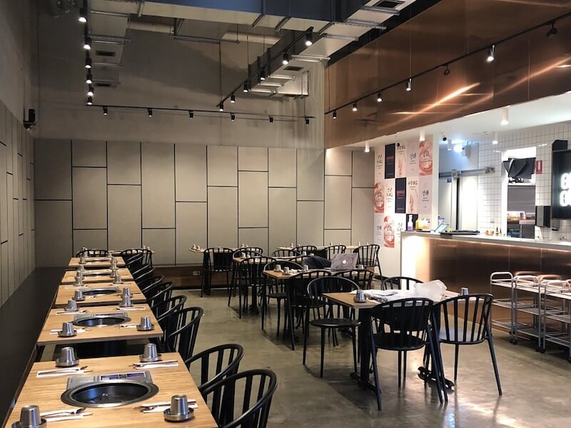 Thiết kế bàn nướng âm không ống hút treo lộ thiên, tạo cảm giác gọn gàng, sạch sẽ và cao cấp hơn so với mô hình K-BBQ industrial truyền thống