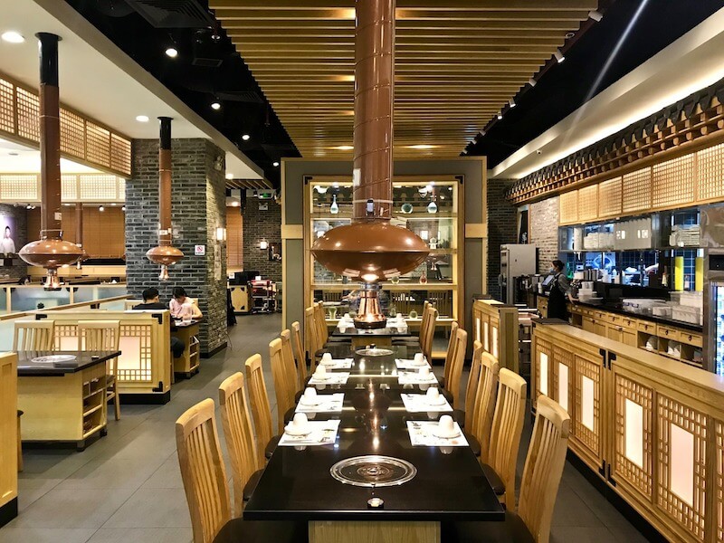 Hệ thống ống hút khói đồng cỡ lớn trở thành trung tâm thị giác, vừa đảm bảo kỹ thuật vận hành K-BBQ vừa tạo hiệu ứng thẩm mỹ mạnh mẽ