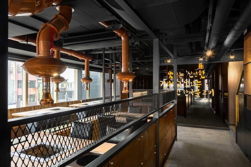 Thiết kế nhà hàng nướng - lẩu Hàn Quốc gây ấn tượng với bố cục không gian mở hiện đại, vật liệu gỗ - kim loại tương phản tinh tế và hệ ánh sáng ấm tạo cảm giác vừa ấm cúng