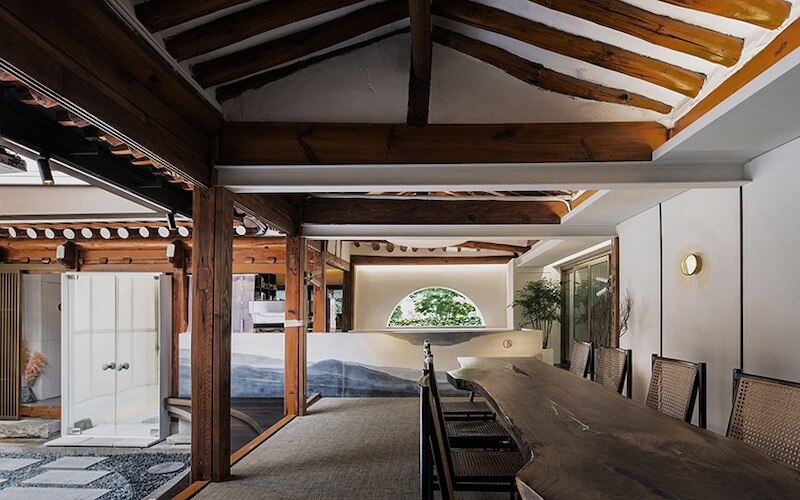 Sự giao thoa giữa vật liệu mộc mạc và mảng tường tối giản hiện đại, tạo nên cảm giác sang trọng nhưng vẫn giữ được “chất” bản địa