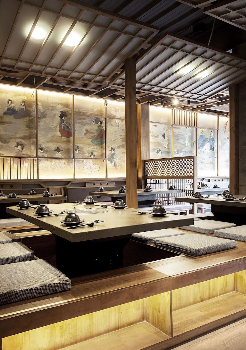 Mảng tranh tường khổ lớn mô phỏng sinh hoạt văn hóa Hàn xưa, được chiếu sáng hắt từ phía sau tạo hiệu ứng chiều sâu và tăng giá trị thẩm mỹ