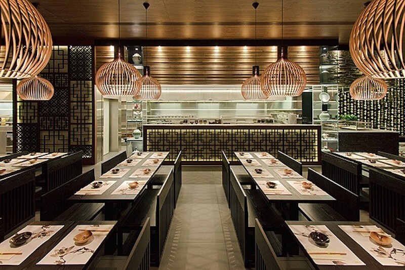 Hệ đèn thả trần dạng nan gỗ tạo điểm nhấn thị giác mạnh, vừa mang hơi thở Á Đông vừa giữ tinh thần tối giản contemporary