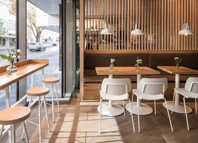 Khu bàn sát kính tận dụng ánh sáng tự nhiên, mang lại cảm giác trẻ trung, phù hợp với mô hình mì cay, gà rán hoặc quán ăn nhanh hướng đến giới trẻ