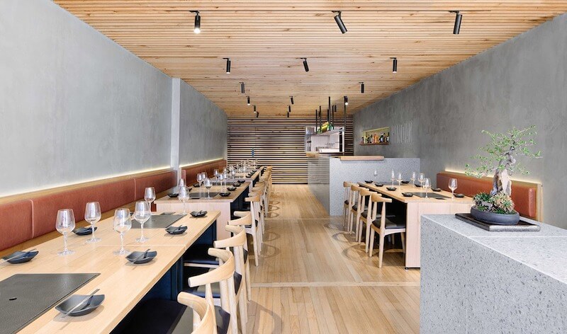 Không gian quán ăn Hàn Quốc phong cách Hiện đại này nổi bật với bố cục dài, gọn và tối ưu công năng