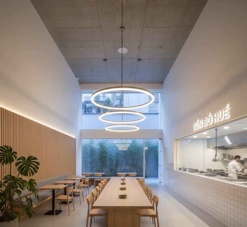 Không gian quán mang tinh thần hiện đại, tối giản nhưng tinh tế, với ánh sáng dịu, bếp mở gọn gàng và bố cục khuyến khích trải nghiệm ẩm thực trọn vẹn