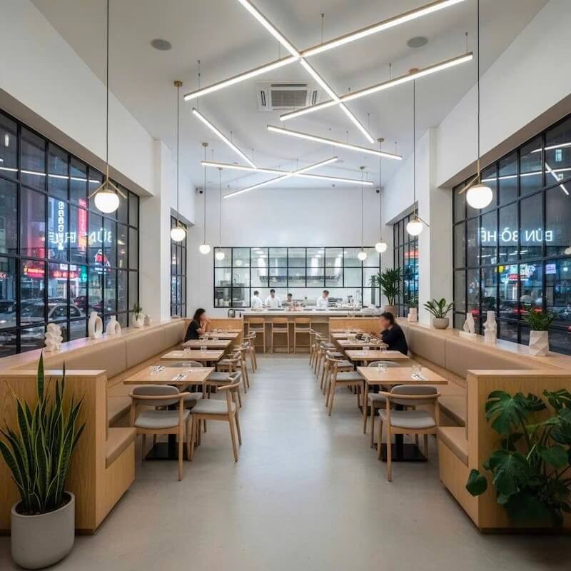 Thiết kế mang hơi thở hiện đại, sáng thoáng với bếp mở phía cuối, ánh sáng tuyến tính và bố cục gọn gàng tạo cảm giác sạch sẽ, chuyên nghiệp