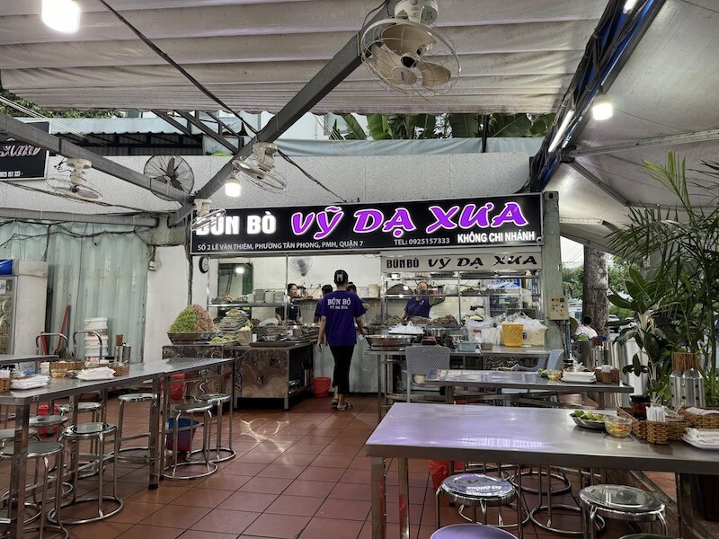 Nên chọn vật liệu chống trơn trượt, dễ lau chùi, ít bám mùi, chịu nhiệt tốt, bền ẩm, giúp quán sạch sẽ, bền lâu dài