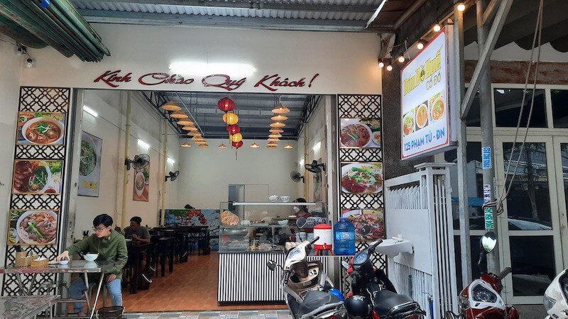 Khu bếp quán bún bò Huế cần bố trí thông thoáng, tách khu ngồi ăn, hút mùi tốt, hạn chế hơi nóng và đảm bảo vệ sinh