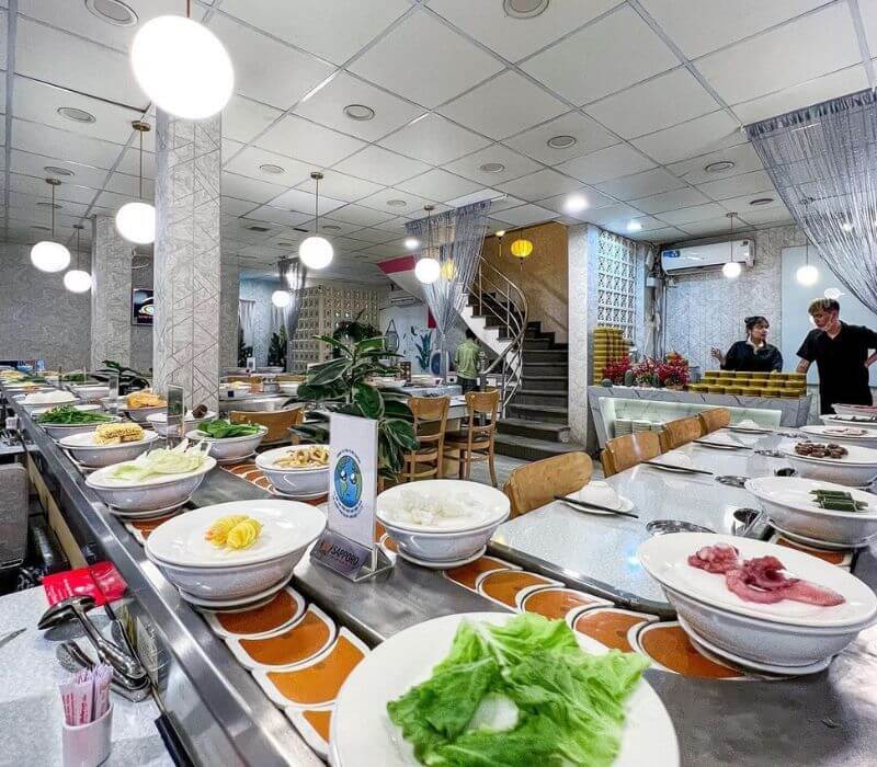 Lẩu băng chuyền phân khúc bình dân cần tối ưu diện tích, kiểm soát chi phí nguyên liệu, bố trí băng chuyền hợp lý, đảm bảo vệ sinh và vận hành ổn định