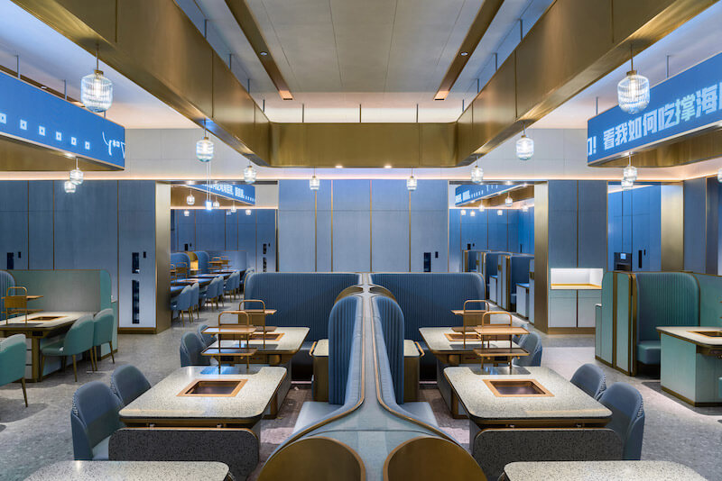 Bố trí chỗ ngồi cần đảm bảo khoảng cách an toàn, lối đi rộng rãi, tối ưu số bàn, thuận tiện phục vụ và thoát hiểm khi có sự cố