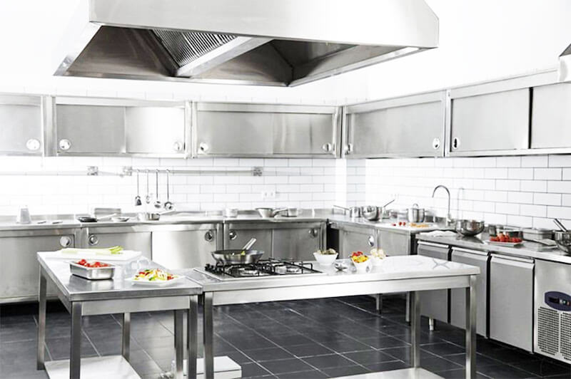 Thiết kế bếp nhà hàng lẩu cần đảm bảo thông thoáng, phân khu rõ ràng, hệ thống hút mùi hiệu quả, thoát sàn tốt, an toàn điện – gas và đúng tiêu chuẩn PCCC