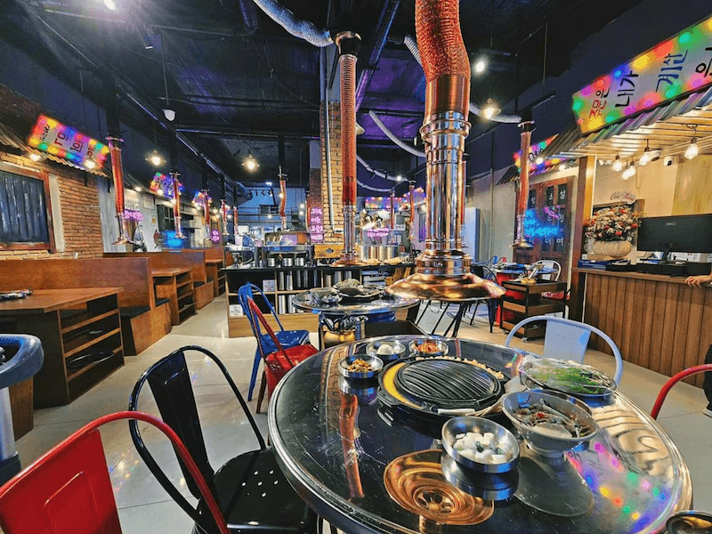 Quán lẩu Hàn Quốc bình dân tập trung giá hợp lý, không gian đơn giản, tối ưu chỗ ngồi và phục vụ nhanh