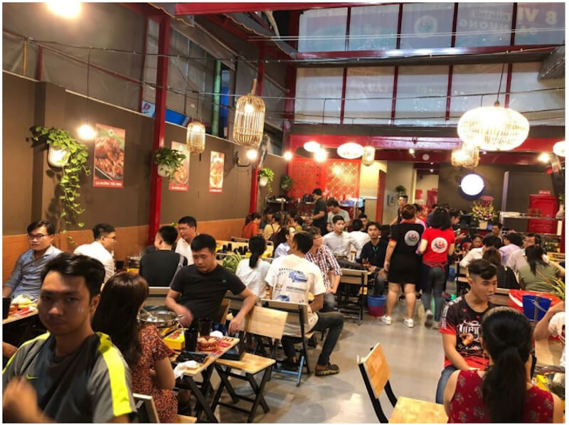 Mô hình quán lẩu bình dân phổ biến vì chi phí đầu tư thấp, giá bán hợp túi tiền và phù hợp thói quen tụ tập ăn uống của sinh viên, công nhân, dân văn phòng