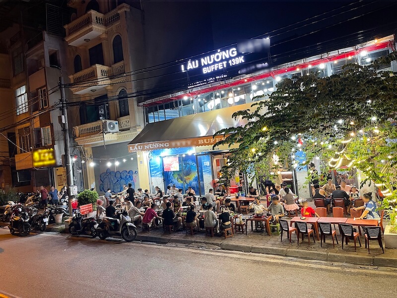 Quán lẩu bình dân cần bố trí mặt bằng thông minh để tối ưu diện tích, tăng số lượng chỗ ngồi, giữ lối đi thông thoáng và nâng cao hiệu quả phục vụ