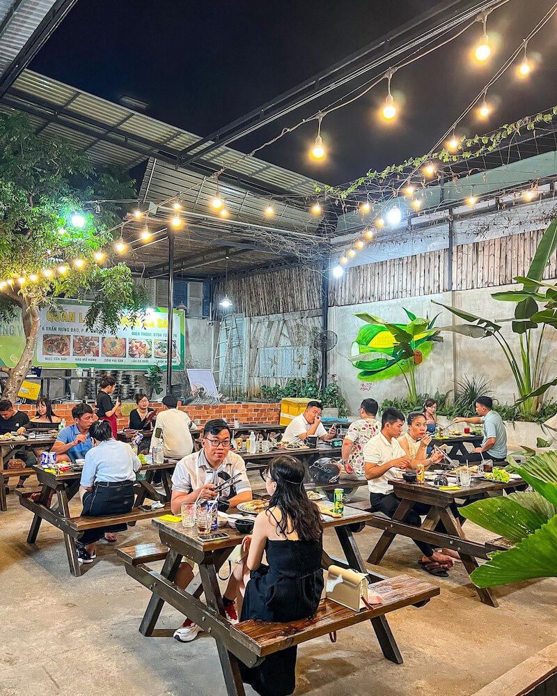 Quán lẩu tạo ấn tượng bằng tường gạch thô, ánh đèn vàng, mang lại cảm giác cá tính nhưng vẫn gần gũi