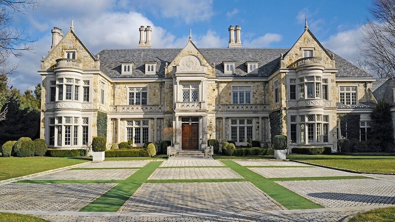 Dinh thự sân vườn phong cách Phục Hưng gây ấn tượng với bố cục đối xứng, mặt tiền đá tự nhiên và nhịp điệu kiến trúc chuẩn mực