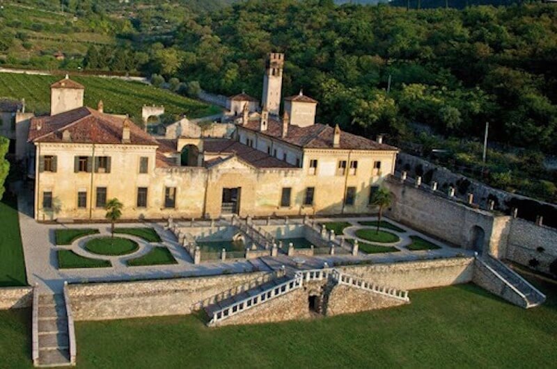 Dinh thự Phục Hưng Ý với bố cục đối xứng, mái ngói thấp, vật liệu đá tự nhiên, sân vườn bậc thang hình học hòa quyện cảnh quan đồi núi 