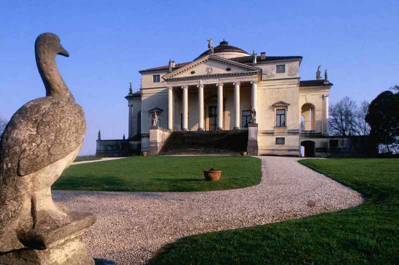 Sự kết hợp giữa khối nhà cân xứng và sân vườn hình học tạo nên vẻ đẹp điềm tĩnh, chuẩn mực và trường tồn 