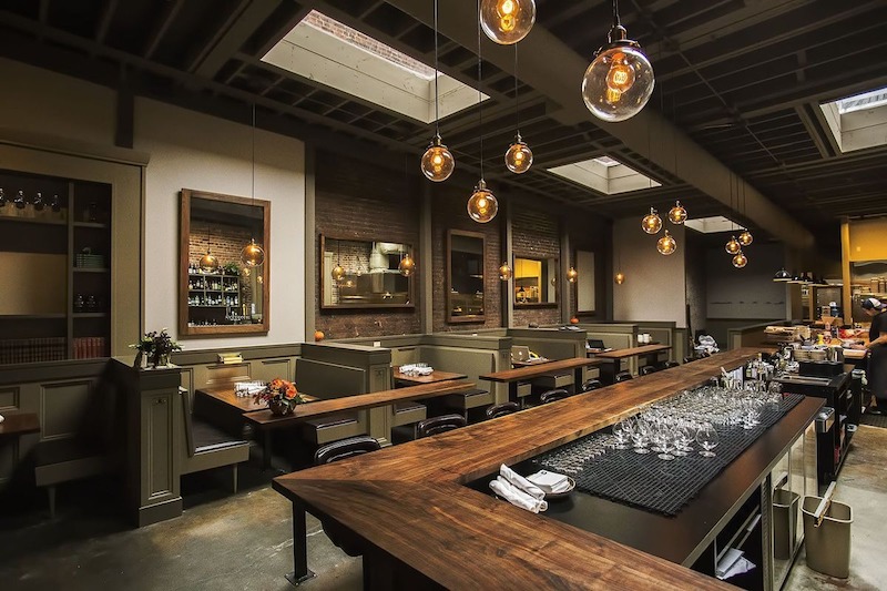 Không gian nhà hàng hiện đại với khu vực ăn uống chiếm phần lớn diện tích thiết kế mở, mang lại cảm giác thoải mái cho thực khách