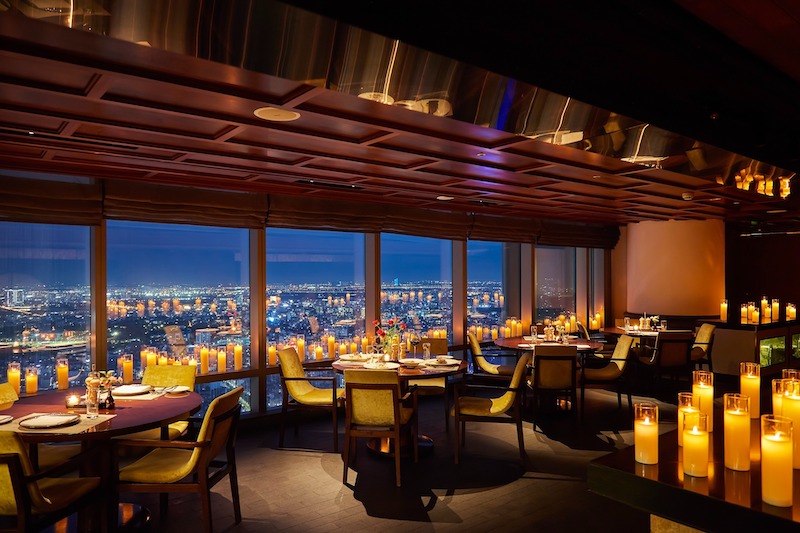 Không gian nhà hàng Fine Dining cao cấp với bàn ăn bày biện tinh tế, thiết kế sang trọng, đáp ứng tiêu chuẩn 1.8–2.0+ m² mỗi người