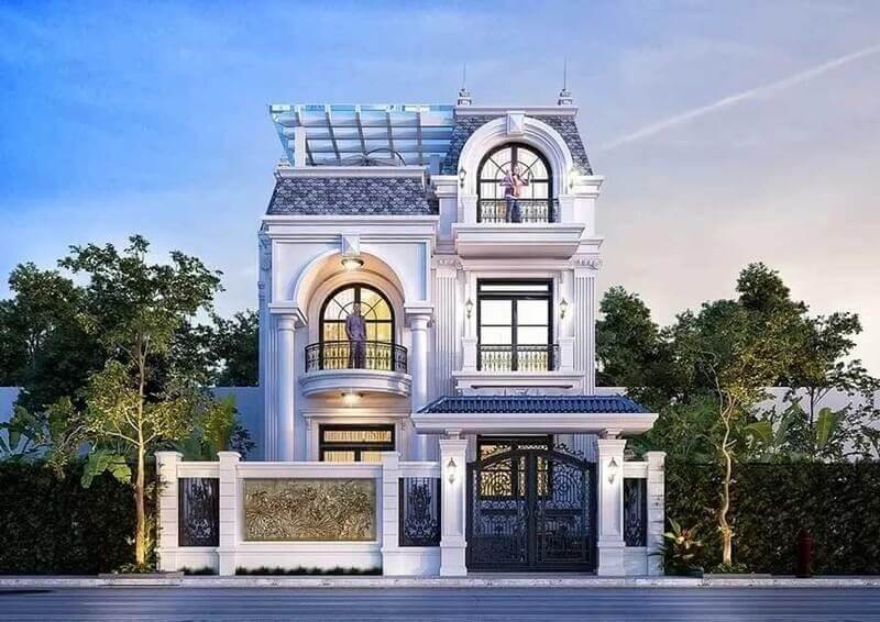 Công trình mang phong cách villa tân cổ điển mái Mansard bề thế, kết hợp phào chỉ tinh xảo, gam trắng kem và ban công sắt nghệ thuật