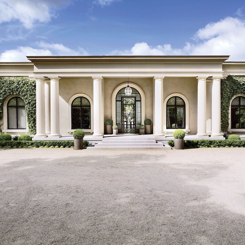 Hệ cột tròn đăng đối, cửa vòm cao và khoảng sân rộng phía trước tạo thế bề thế, sang trọng, đúng tinh thần biệt thự vườn kiểu Pháp