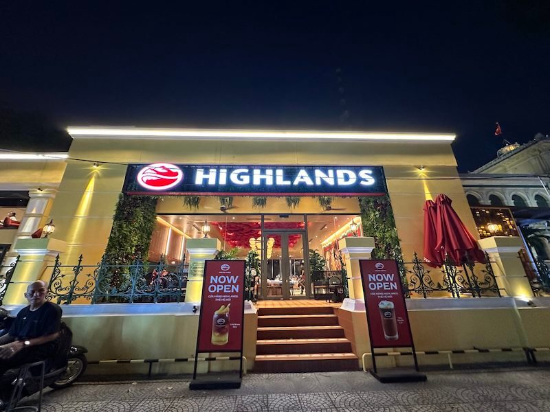 Chính sách nhượng quyền Highlands Coffee chặt chẽ, chọn lọc đối tác kỹ, vốn lớn, kiểm soát toàn diện vận hành, đổi lại đảm bảo thương hiệu mạnh và ổn định