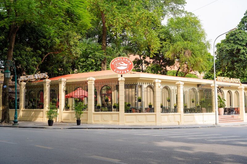 Chủ đầu tư phải chọn đơn vị thi công được Highlands phê duyệt, đảm bảo đúng thiết kế, tiêu chuẩn thương hiệu, chất lượng đồng bộ và tránh sai sót trong quá trình vận hành