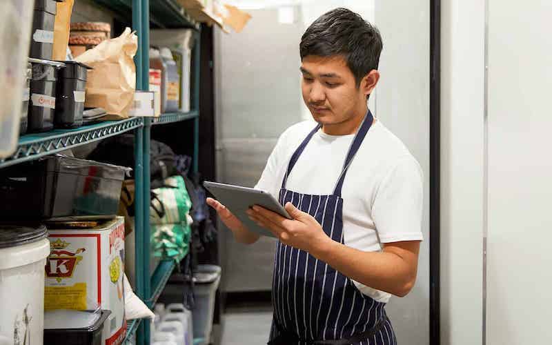 Chi phí mua sắm nguyên liệu và trang thiết bị nên tối ưu bằng cách chọn gói cung cấp từ thương hiệu hoặc đơn vị trọn gói để đảm bảo đồng bộ, giá tốt