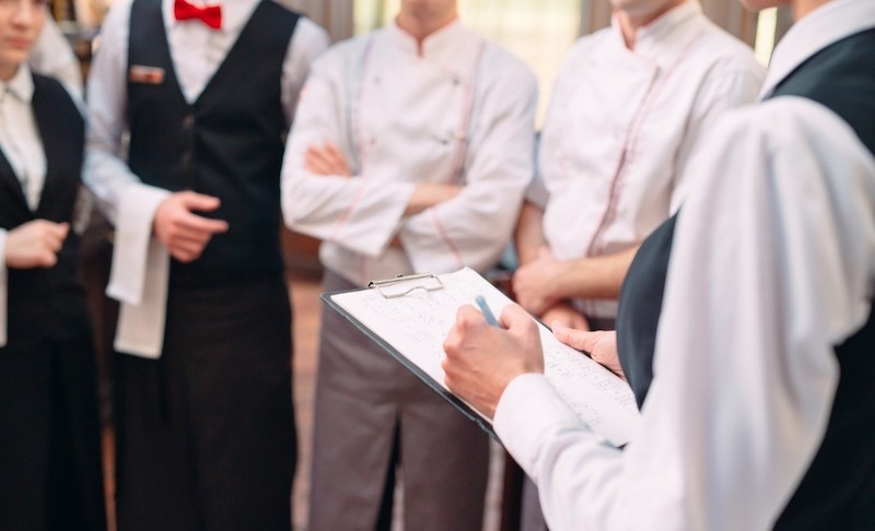 Việc training nhân viên kỹ lưỡng giúp quán vận hành đúng quy trình, đảm bảo chất lượng phục vụ đồng nhất, hạn chế sai sót và nâng cao trải nghiệm khách hàng