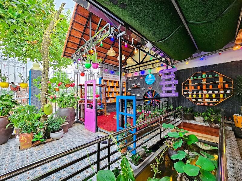 Không gian sân vườn mang đến cảm giác thoáng đãng, gần gũi thiên nhiên, giúp cả phụ huynh và trẻ em tận hưởng không khí trong lành và thư giãn