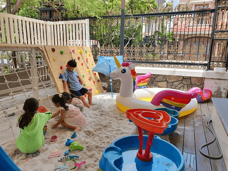 Mô hình này thường thu hút khách hàng nhờ trải nghiệm tự nhiên, thoải mái và mang tính kết nối cao, góp phần tăng thời gian lưu lại và mức chi tiêu của khách hàng