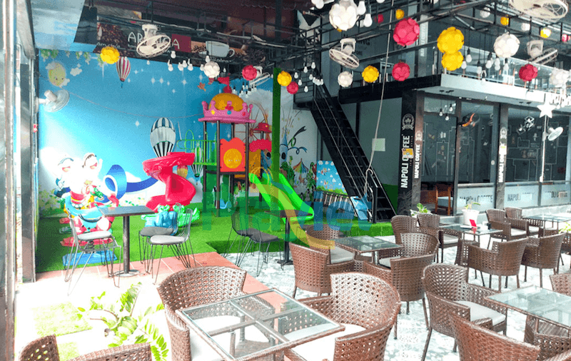 Không gian nhỏ được sắp xếp gọn gàng, đảm bảo không ảnh hưởng đến khu cafe chính, đồng thời vẫn giúp phụ huynh dễ dàng quan sát con trong lúc thư giãn