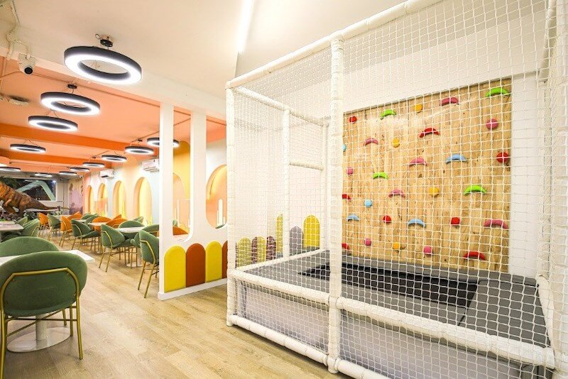 Khu vui chơi được thiết kế đơn giản với các đồ chơi như bảng vẽ, xếp hình, nhà bóng mini, giúp trẻ giải trí an toàn mà không cần đầu tư quá lớn