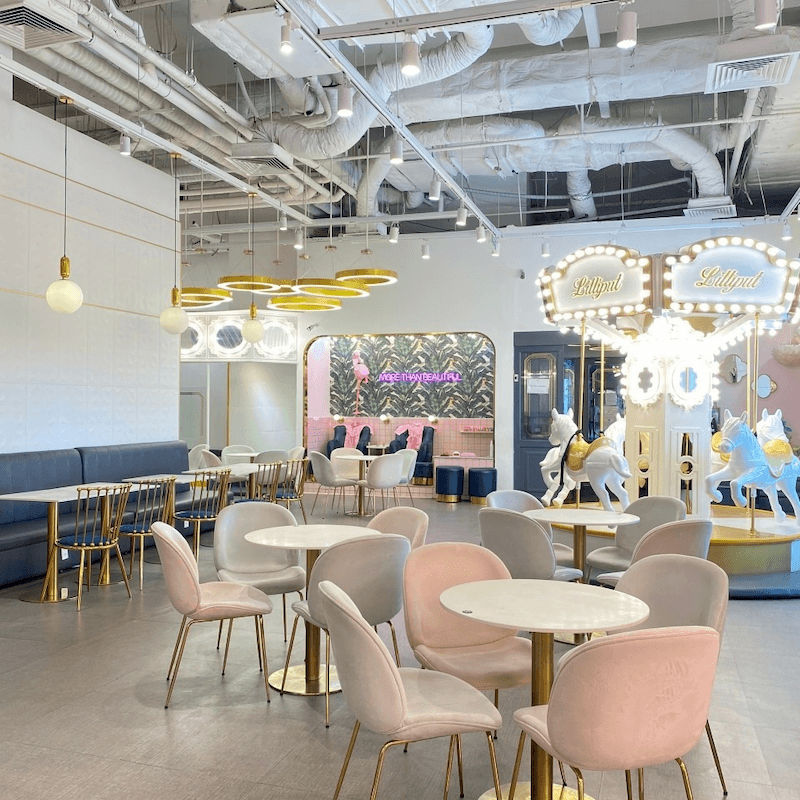 Cần chú trọng ánh sáng và thông gió, giúp không gian luôn thông thoáng, hạn chế va chạm và đảm bảo trải nghiệm thuận tiện cho khách hàng trong suốt quá trình sử dụng