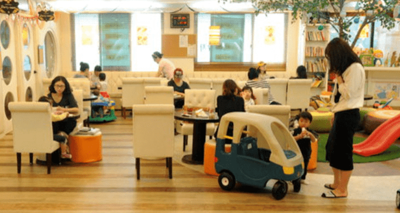 Không gian được bố trí khoa học, kết hợp giữa khu nghỉ ngơi và khu vui chơi, giúp người lớn có thể thư giãn trong khi vẫn quan sát con mình một cách thuận tiện và an tâm.