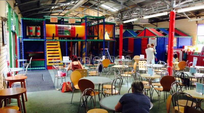 Khu vui chơi thường có cấu trúc nhiều tầng, kết nối liên hoàn, tạo cảm giác khám phá liên tục, khiến trẻ hứng thú và muốn tham gia trong thời gian dài hơn