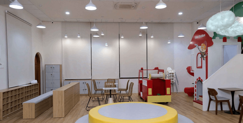 Khu vực dành cho phụ huynh vẫn đảm bảo sự thoải mái để nghỉ ngơi hoặc làm việc, trong khi vẫn dễ dàng theo dõi và đồng hành cùng con trong quá trình trải nghiệm