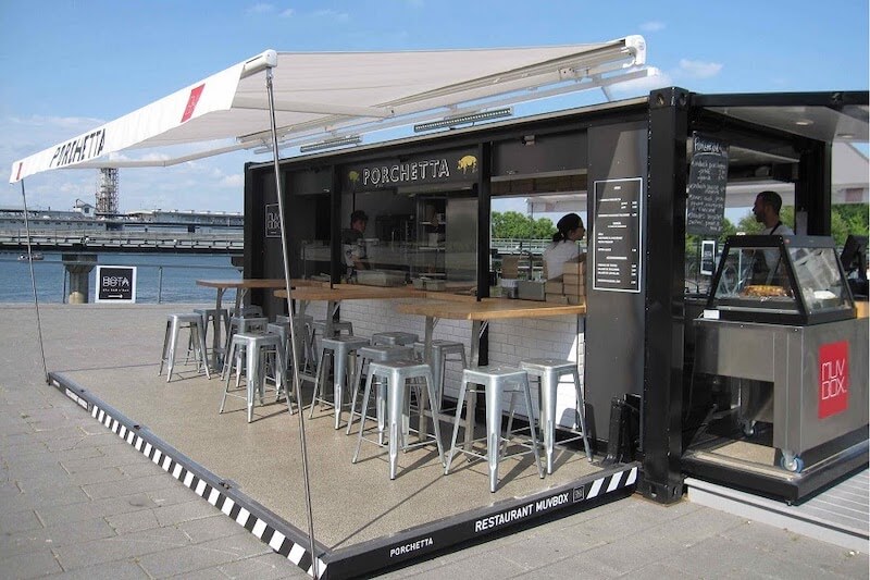 Các biện pháp chống nóng cho cafe container gồm cách nhiệt tường, trần, lắp thông gió, cửa sổ lớn, mái che và sử dụng vật liệu giảm hấp thụ nhiệt