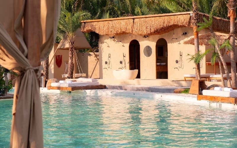 Nên xây dựng menu gọn nhẹ, dễ ăn uống nhanh như nước ép, sinh tố, đồ ăn nhẹ để phù hợp khách bơi và tăng tốc độ phục vụ