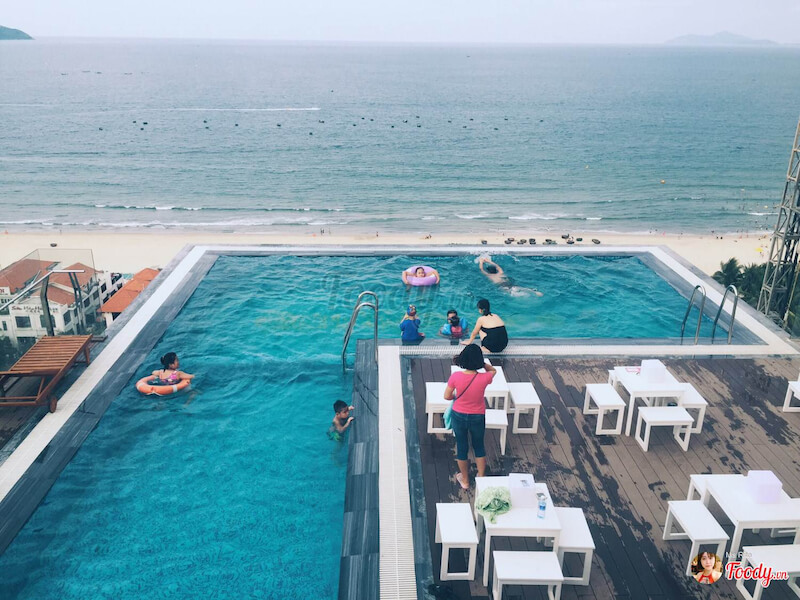 Thiết kế sử dụng vật liệu tự nhiên như gỗ, mây tre và kết hợp ánh sáng để tăng hiệu ứng “chill” và thu hút khách check-in