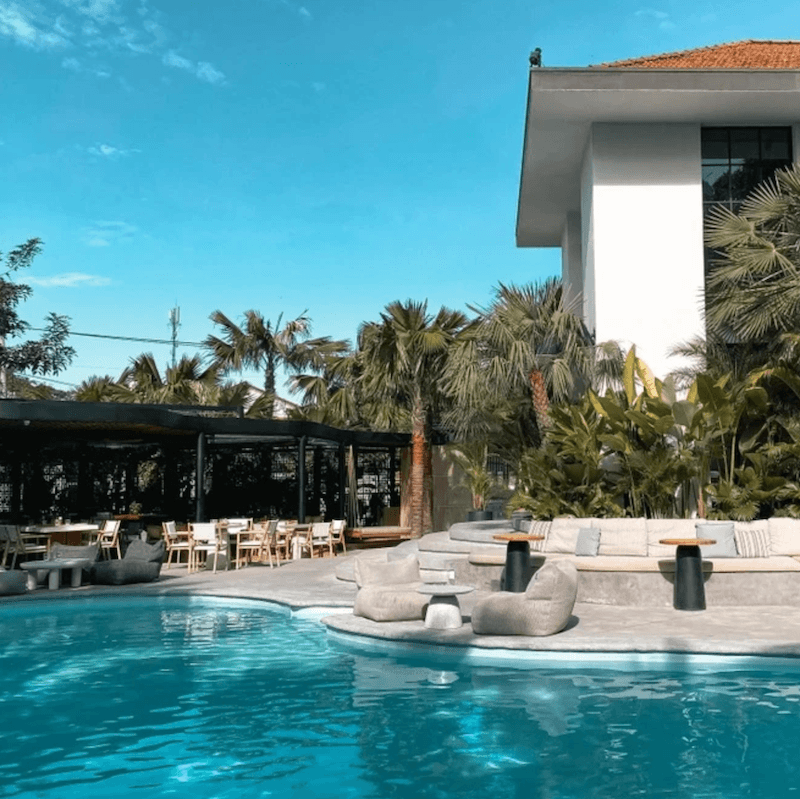 Quán có khu vực ngồi sử dụng vách kính trong suốt, giúp khách vừa thư giãn vừa quan sát hồ bơi, tăng trải nghiệm và cảm giác kết nối không gian