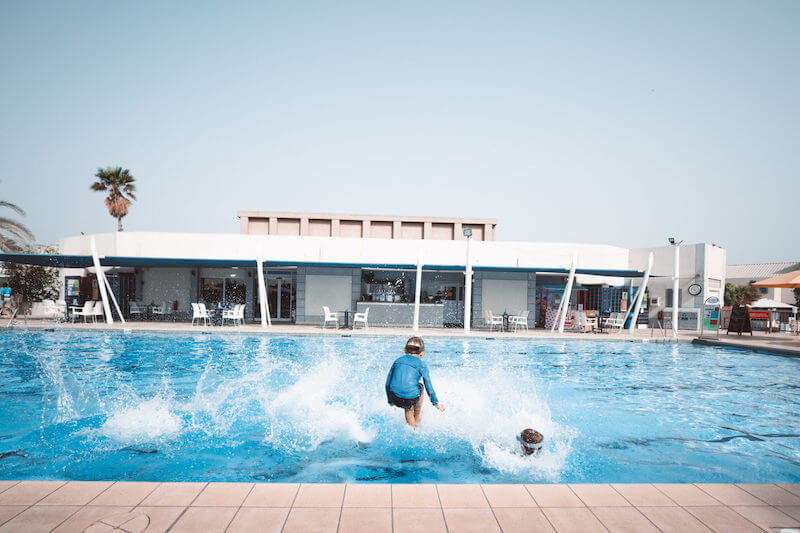 Quán cafe bể bơi phong cách resort nhiệt đới với mái lá, sàn gỗ và hồ bơi tràn viền mang lại cảm giác nghỉ dưỡng cao cấp giữa thiên nhiên