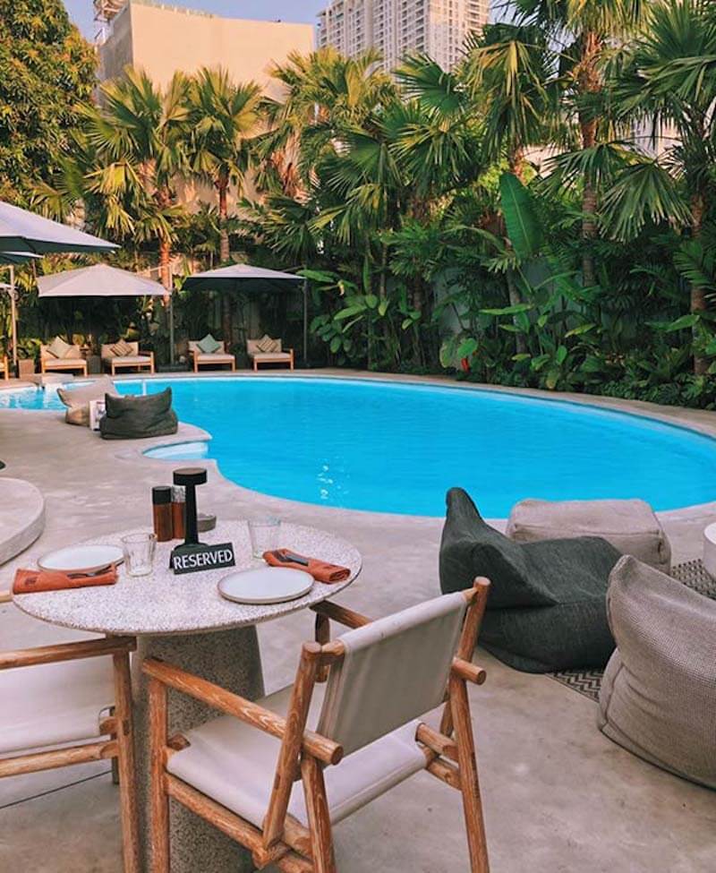 Hồ bơi đẹp, bố trí góc check-in, ánh sáng tốt, decor đồng bộ và nhiều điểm chụp giúp quán cafe bể bơi hút khách sống ảo