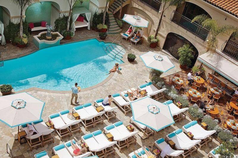 Không gian mang phong cách Địa Trung Hải nổi bật với tông trắng xanh, vật liệu tự nhiên và không gian mở, mang lại cảm giác nghỉ dưỡng thoáng đãng, phóng khoáng